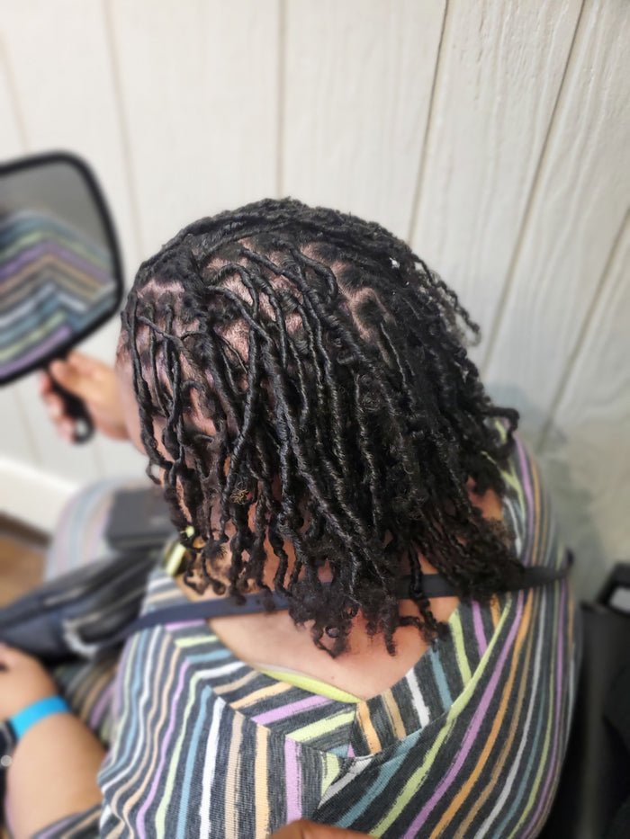 This Gel is perfect for Retwisting Locs, Braid and Twist Styles. Extreme Hold. No flaking or build up residue. For best results use a hooded dryer to set the product. Makes styles last longer. Smells like Peaches