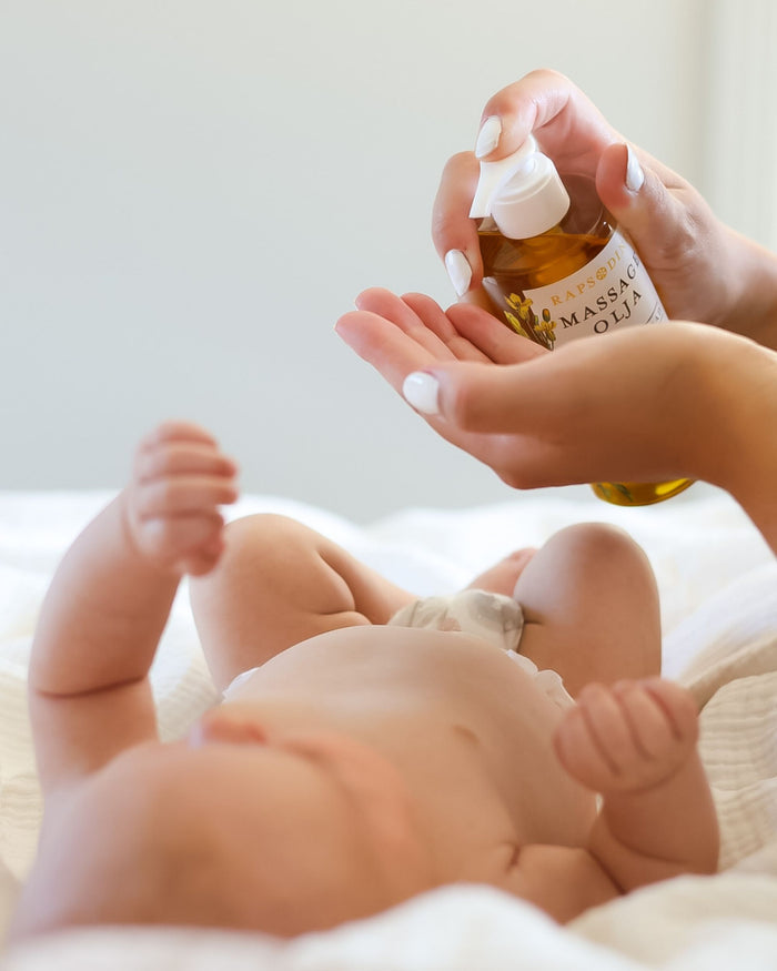 Ekologisk massageolja från Rapsodine med rapsolja, mild och naturlig hudvård för baby och känslig hud
