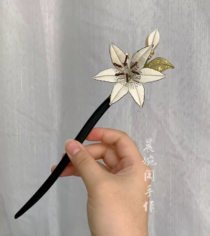 PF049 - Lily Chanhua Brooch - Wholesale