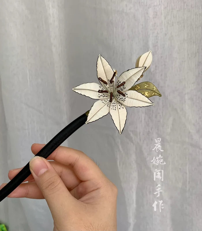 PF049 - Lily Chanhua Brooch - Wholesale