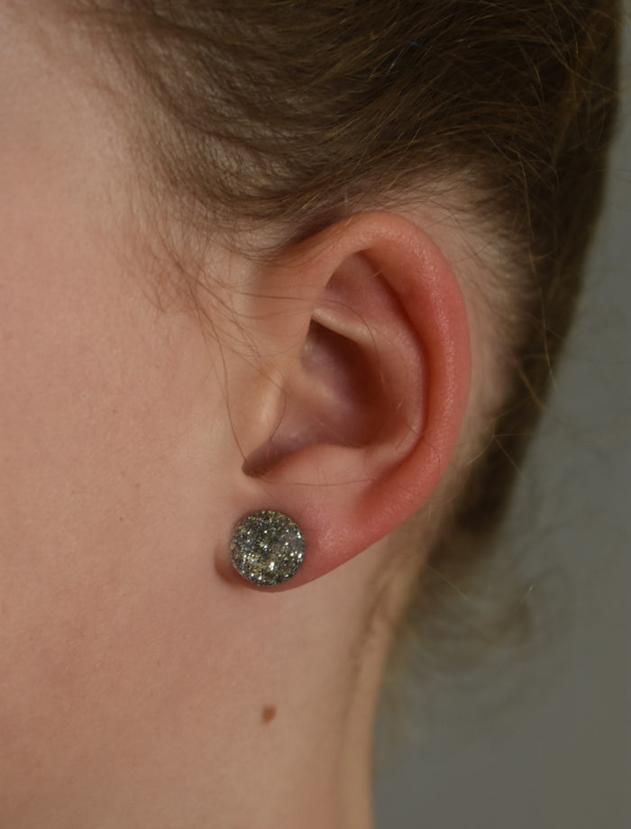 Round silver resin stud earrings