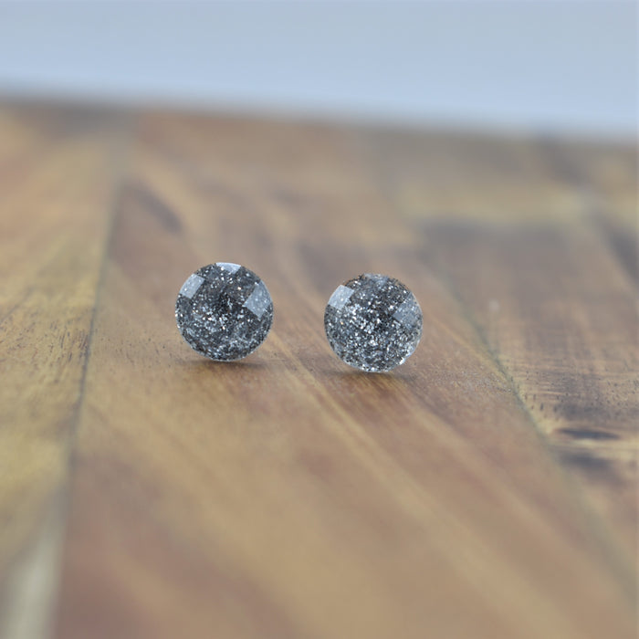 Round silver resin stud earrings